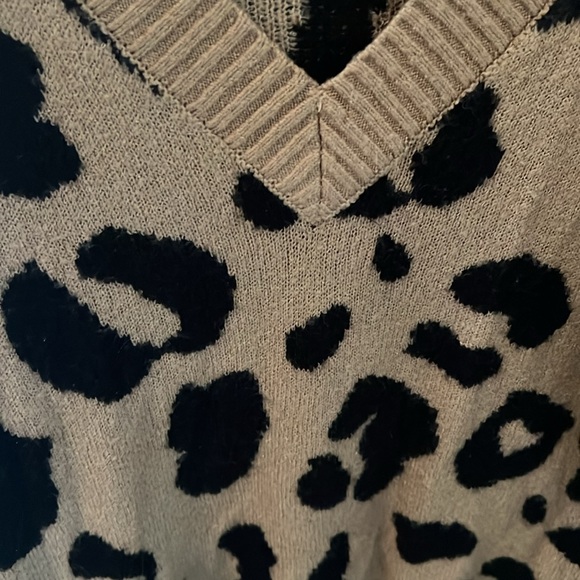 V neck cheetah print sweater - Picture 2 of 5